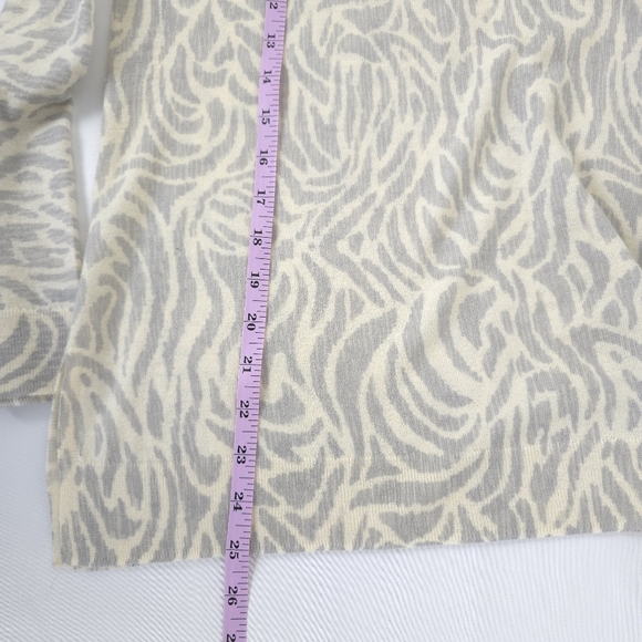 Vineyard Vines Superfine Merino Wool Animal Print V-Neck Sweater, size XS - Picture 10 of 13
